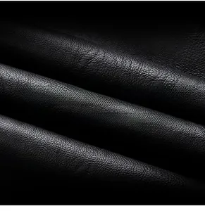 Détail du cuir PU noir montrant la texture anti-rayures et l'épaisseur coupe-vent