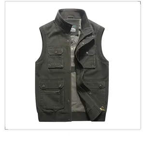 Détail de la veste de pêche vert militaire avec plusieurs poches et fermeture éclair