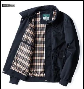 Détail de la veste décontractée bleue montrant la poche poitrine et la broderie