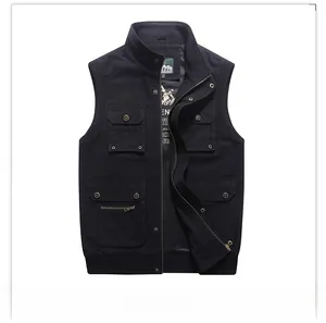 Détail du gilet de pêche tactique avec quatre grandes poches utilitaires à boutons
