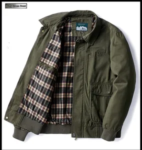 Vue détaillée de la veste en coton vert militaire avec doublure à carreaux et broderie