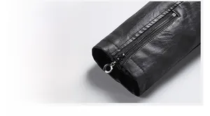 Vue détaillée d'une manche de veste en cuir noir avec une fermeture éclair en argent