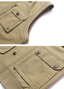 Détail du gilet extérieur kaki montrant la broderie FREE SPIRIT et les poches zippées
