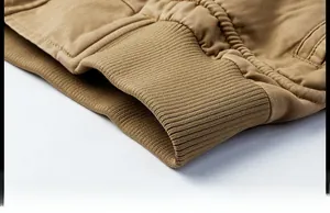 Détail macro de la veste décontractée pour hommes avec ourlet côtelé et sergé de coton