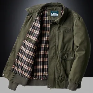 Veste décontractée homme vert armée avec broderie et finitions côtelées