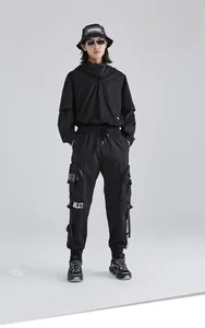Dettagli dei pantaloni cargo techwear neri con tasche multiple e cinghie decorative