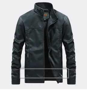 Détail de la texture en cuir PU noir et coutures du col sur la veste de motard