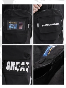 Dettagli dei pantaloni cargo neri con tasche multifunzionali e stampe in stile industriale