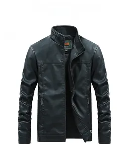 Détail d'une veste en similicuir marron foncé avec col montant et poches zippées