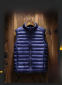 Dettaglio del gilet piumino leggero blu scuro con trapuntatura orizzontale e collo alto