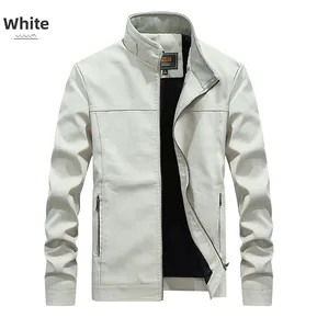 Détail de la veste en simili cuir blanc avec col montant et poches zippées