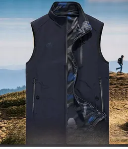 Détail montrant le design réversible de la veste de pêche avec côtés camouflage et bleu uni