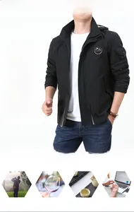 Détails de la veste noire à capuche coupe-vent avec poche tactique sur la manche et logo