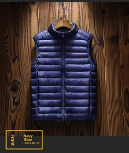 Vista frontale del gilet in piuma blu navy con collo alto su una gruccia in legno