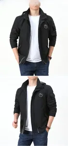 Détail de la veste noire à capuche avec zip, logo sur la poitrine et poignets ajustés