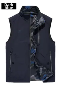 Détail du gilet extérieur bleu marine avec broderie montagne et doublure camouflage