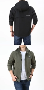 Détails de la veste outdoor à capuche avec imprimé Seek Adventure et logo montagne