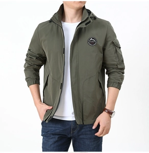 Gros plan détaillé d'une veste outdoor à capuche vert militaire avec écusson brodé