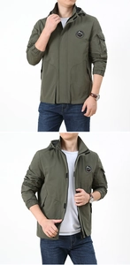 Détail de la veste à capuche d'extérieur vert armée avec logo montagne et poches utiles