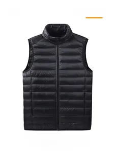 Vista frontale del gilet imbottito nero leggero da uomo con collo alto e design trapuntato