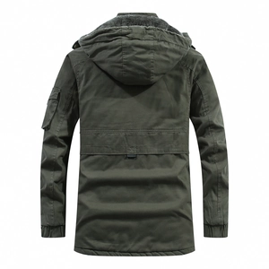 Parka homme vert olive à capuche avec doublure polaire et poignets côtelés sur fond blanc