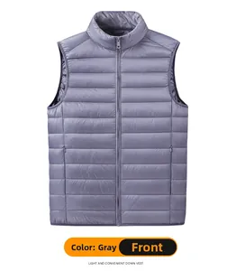 Vista frontale di un gilet trapuntato grigio leggero con collo alto e tasche a zip