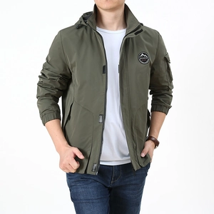 Veste coupe-vent homme vert armée avec capuche et écusson brodé style de plein air