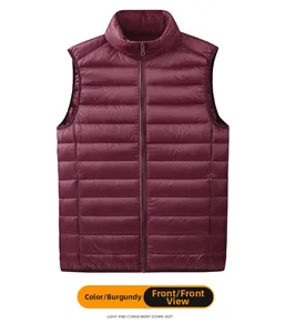 Dettaglio del gilet bordeaux trapuntato orizzontalmente con elegante collo alto