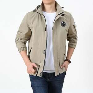 Veste décontractée kaki pour homme avec capuche, badge et poches de style outdoor