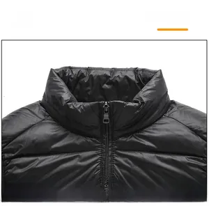 Dettaglio del colletto alla coreana e della zip del gilet imbottito nero da uomo