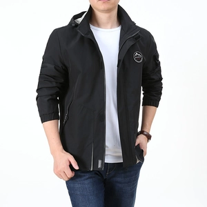 Veste coupe-vent noire pour hommes avec écusson extérieur et capuche pour la mode décontractée