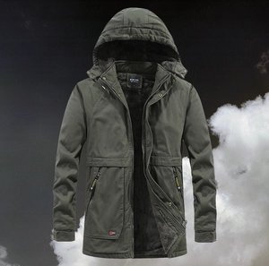 Vue détaillée de la parka olive à capuche avec une doublure épaisse en polaire noire
