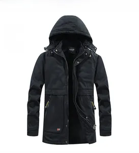 Détail de la veste à capuche pour hommes avec doublure polaire épaisse et fermeture éclair