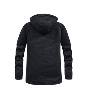 Vue détaillée du dos d'une veste à capuche noire pour homme avec poignets élastiques