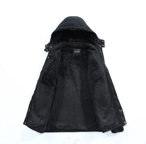 Détail d'une parka d'hiver à capuche avec doublure en polaire sherpa noire et tissu coupe-vent