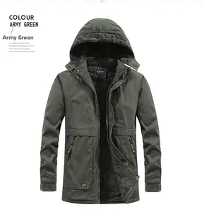 Détail d'une parka vert armée à capuche avec doublure en polaire noire et fermeture éclair
