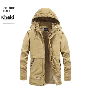 Détail d'une veste de travail kaki avec doublure polaire chaude et cordons de serrage