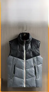 Détail de la veste sans manches pour homme isolée en duvet de canard blanc de qualité