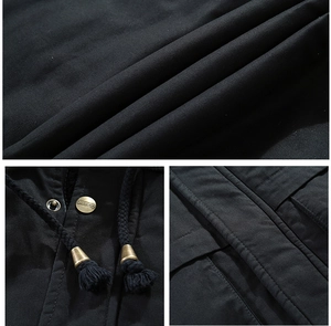 Détails de veste noire pour homme avec embouts dorés et bouton pression classique en métal