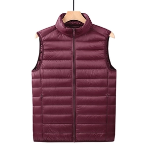 Gilet trapuntato leggero bordeaux da uomo con collo alto e tasche con zip
