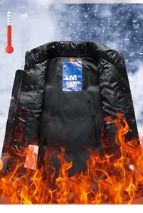 Détail de la doublure de gilet chaud avec étiquette de marque et tissu brillant étanche