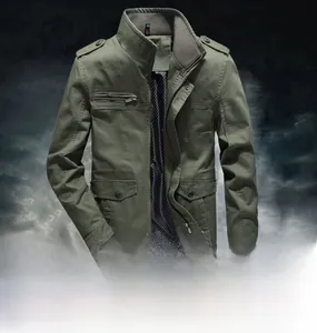 Détail d'une veste en coton vert militaire avec pattes d'épaule et doublure à pois blancs