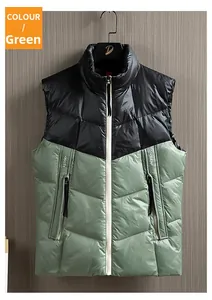 Détail de la veste sans manches pour homme bicolore noir et vert sauge au fini brillant chic