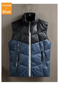 Détail du gilet matelassé bicolore avec poches zippées et motifs de texte imprimés