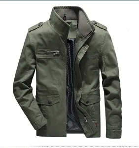 Détail de la veste en coton vert militaire avec col montant et poches cargo