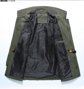 Détail de la veste en coton vert armée montrant la doublure à pois et le cordon de serrage