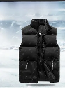 Détail du gilet d'hiver noir isolant avec col montant et poches latérales à sangles logotypées