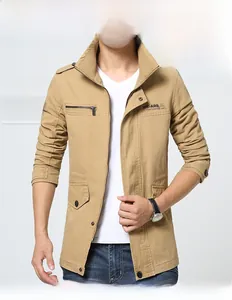 Détail d'une veste en coton kaki avec col montant et lettrage WE-ARS brodé sur le torse