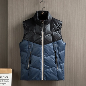 Gilet en duvet pour homme avec col montant, design bicolore noir et bleu et coupe ajustée