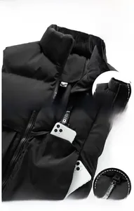 Détails de la veste d'hiver avec col montant coupe-vent et grandes poches latérales à ruban